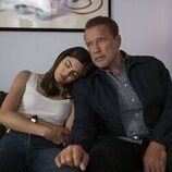 Arnold Schwarzenegger y Monica Barbaro en Capítulo 5 titulado 'Misión médula ósea' de 'Fubar'