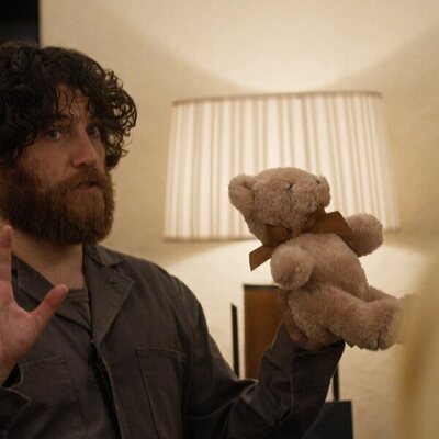 Adam Pally en 1x05 titulado 'Misión médula ósea' de 'Fubar'