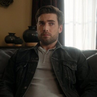 Dustin Milligan en el 1x05 de 'Fubar'
