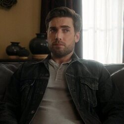 Dustin Milligan en el 1x05 de 'Fubar'