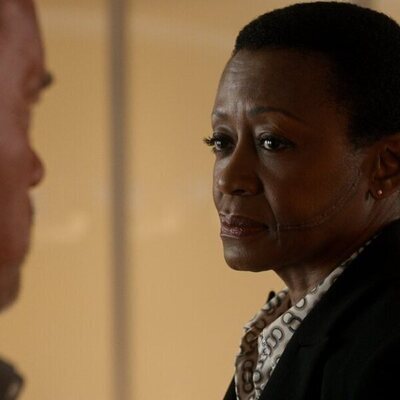 Barbara Eve Harris y Arnold Schwarzenegger en 1x05 titulado 'Misión médula ósea' de 'Fubar'
