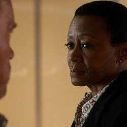 Barbara Eve Harris y Arnold Schwarzenegger en 1x05 titulado 'Misión médula ósea' de 'Fubar'