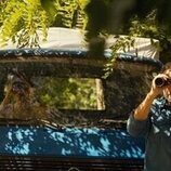 Escena de Arnold Schwarzenegger y Monica Barbaro en 'Misión médula ósea' de 'FUBAR'