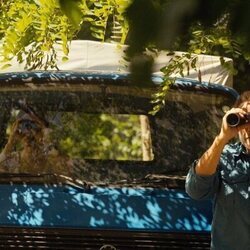 Escena de Arnold Schwarzenegger y Monica Barbaro en 'Misión médula ósea' de 'FUBAR'