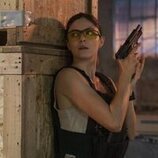 Escena de Monica Barbaro en la temporada 1 y el capítulo 05 de 'Fubar'