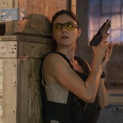 Escena de Monica Barbaro en la temporada 1 y el capítulo 05 de 'Fubar'