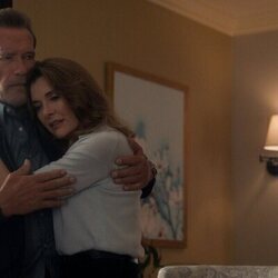 Arnold Schwarzenegger y Fabiana Udenio en 1x05 'Misión médula ósea' de 'Fubar'