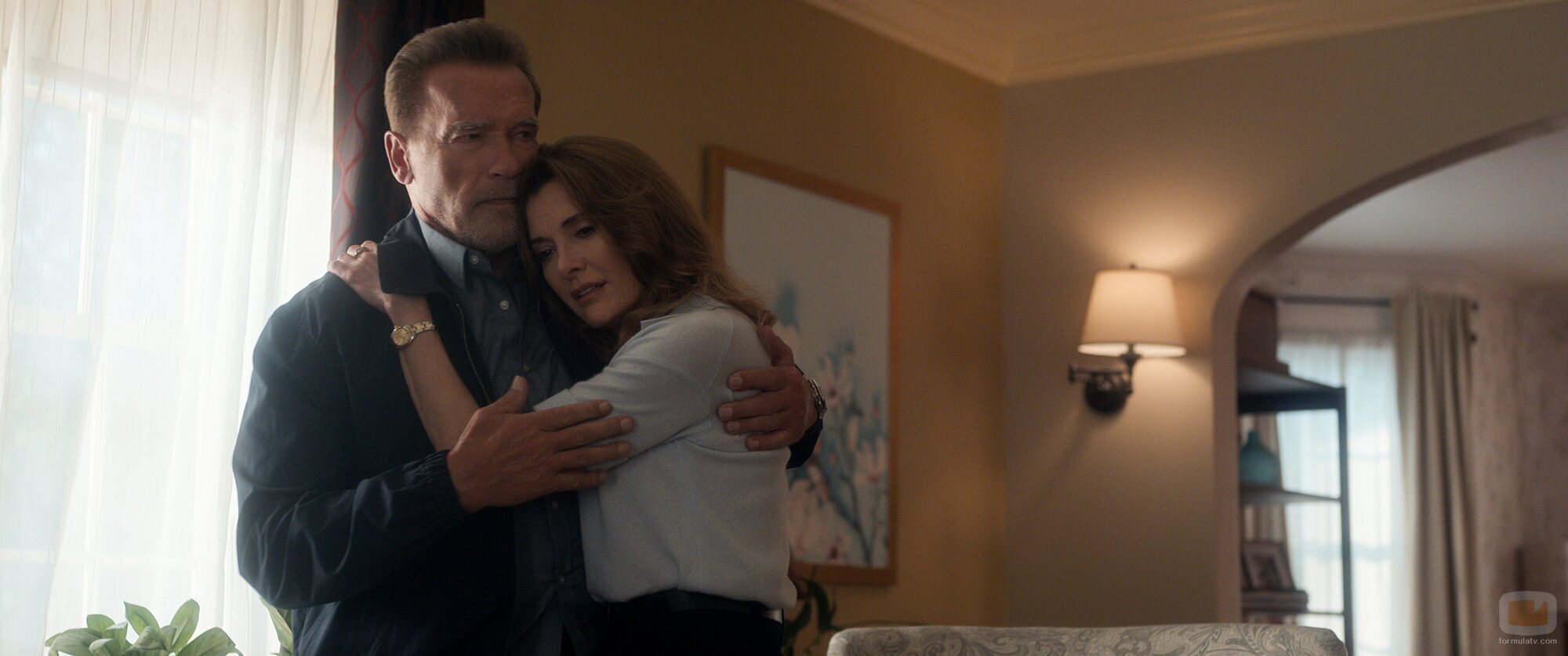 Arnold Schwarzenegger y Fabiana Udenio en 1x05 'Misión médula ósea' de 'Fubar'