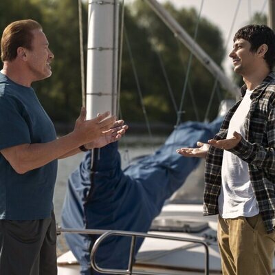 Devon Bostick y Arnold Schwarzenegger en 1x06 titulado 'Caras de póquer' de 'Fubar'