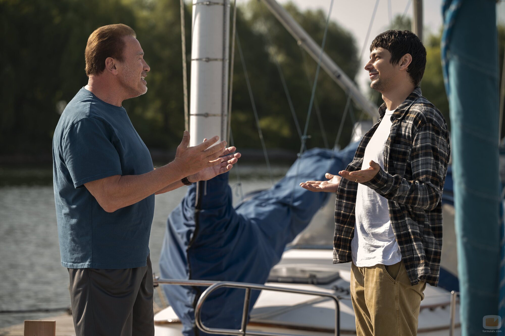 Devon Bostick y Arnold Schwarzenegger en 1x06 titulado 'Caras de póquer' de 'Fubar'