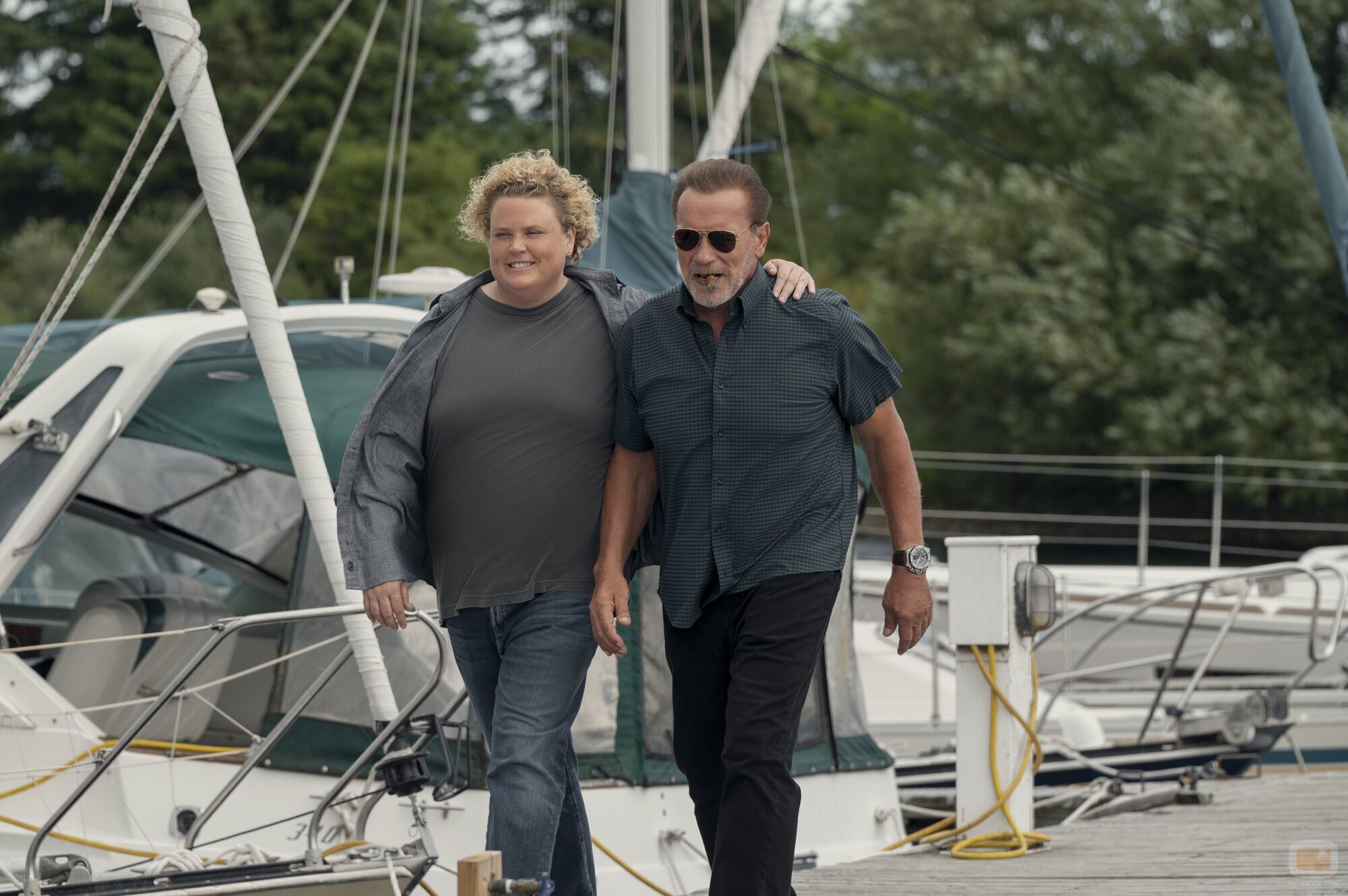 Arnold Schwarzenegger y Fortune Feimster en el 1x06 de 'FUBAR'