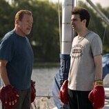 Arnold Schwarzenegger y Jay Baruchel en 1x06 'Caras de póquer' de 'Fubar'