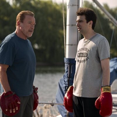 Arnold Schwarzenegger y Jay Baruchel en 1x06 'Caras de póquer' de 'Fubar'