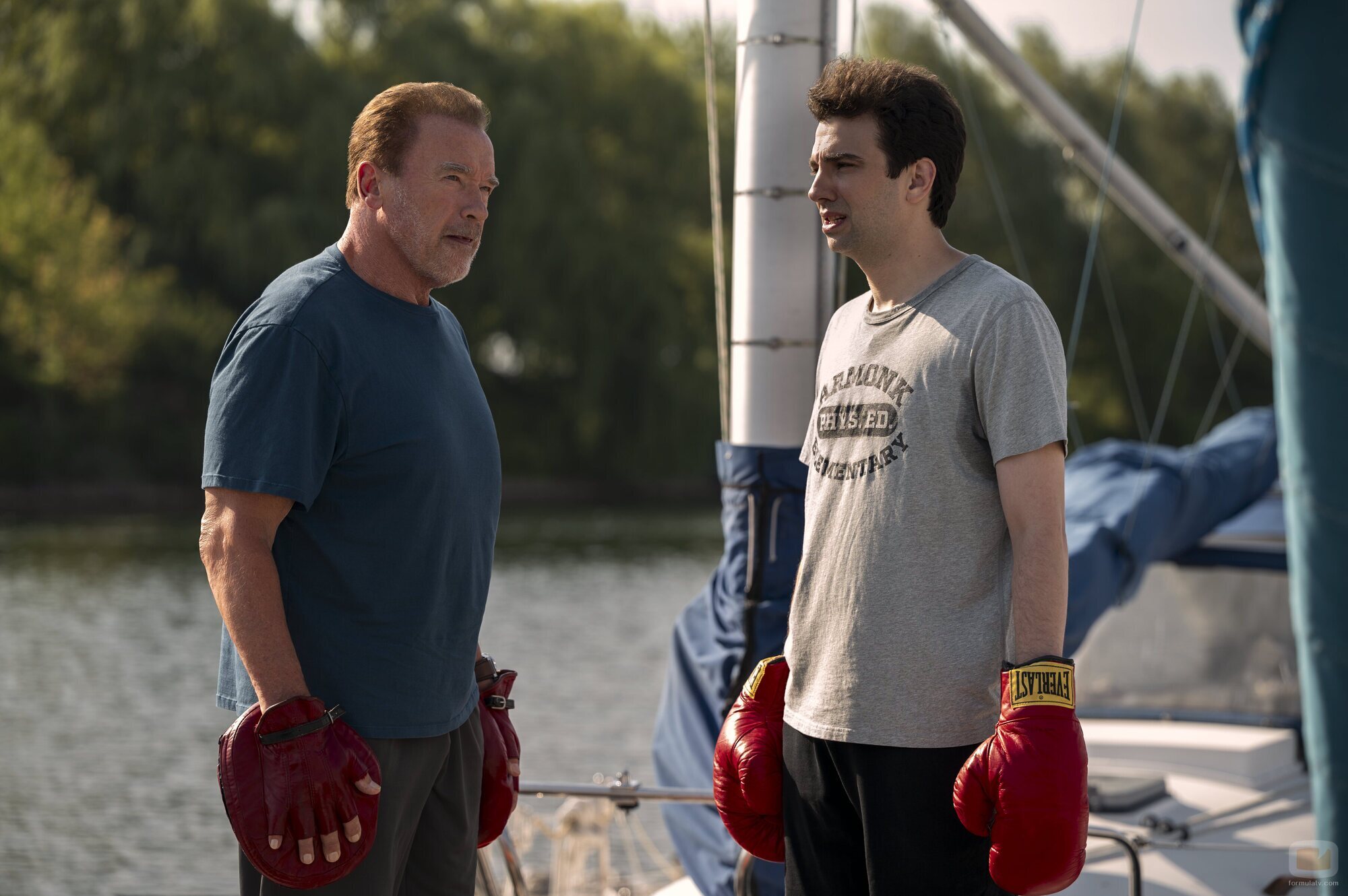 Arnold Schwarzenegger y Jay Baruchel en 1x06 'Caras de póquer' de 'Fubar'