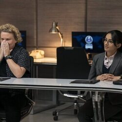 Fortune Feimster y Aparna Brielle en Capítulo 7 titulado 'Oro líquido' de 'Fubar'