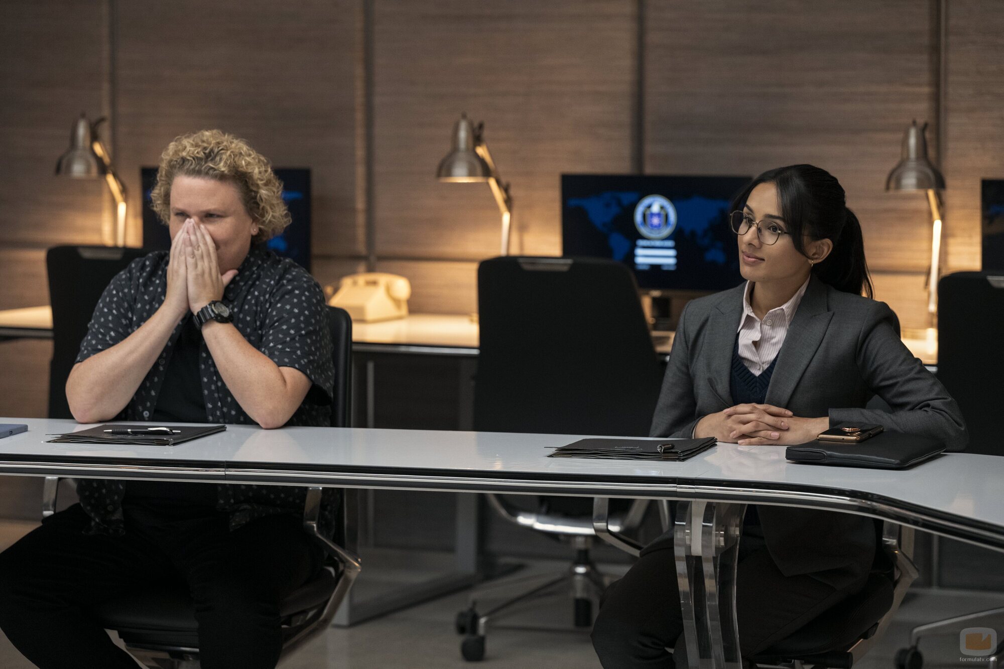 Fortune Feimster y Aparna Brielle en Capítulo 7 titulado 'Oro líquido' de 'Fubar'