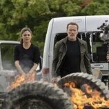 Arnold Schwarzenegger y Monica Barbaro en 'Oro líquido' de 'FUBAR'