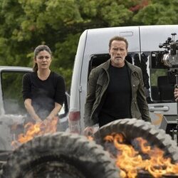 Arnold Schwarzenegger y Monica Barbaro en 'Oro líquido' de 'FUBAR'