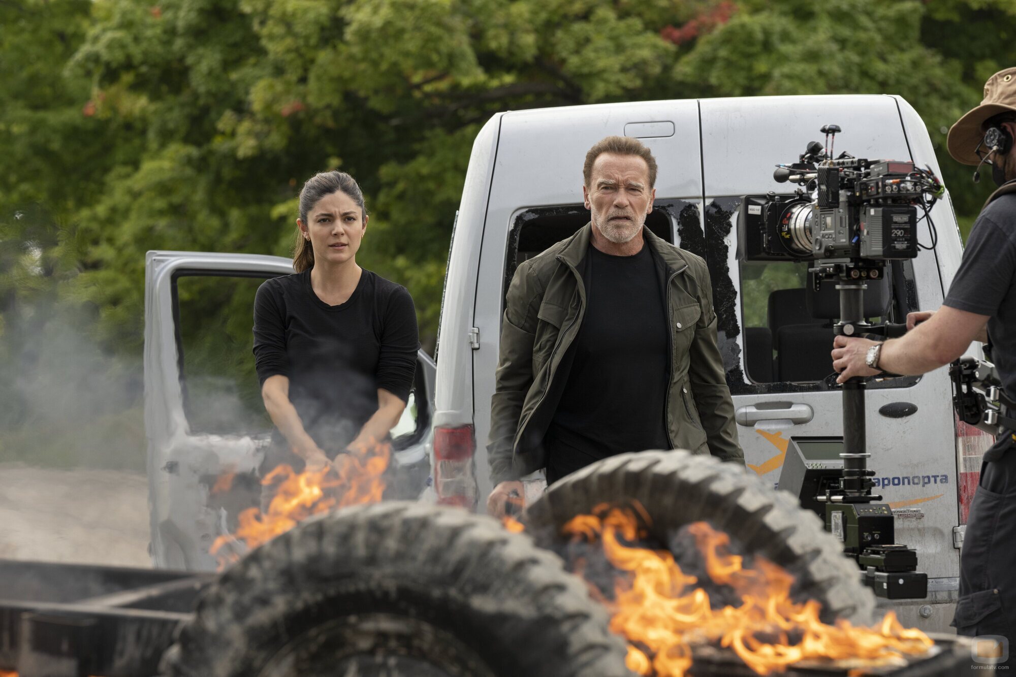 Arnold Schwarzenegger y Monica Barbaro en 'Oro líquido' de 'FUBAR'
