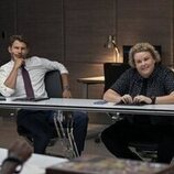 Fortune Feimster y Travis Van Winkle en el 1x07 de 'Fubar'