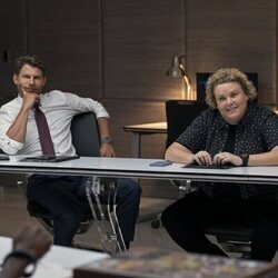 Fortune Feimster y Travis Van Winkle en el 1x07 de 'Fubar'