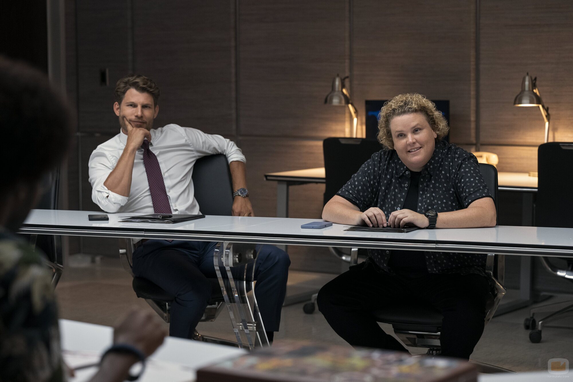 Fortune Feimster y Travis Van Winkle en el 1x07 de 'Fubar'