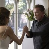 Arnold Schwarzenegger y Fabiana Udenio en 1x08 titulado 'Punto y se acabó' de 'Fubar'
