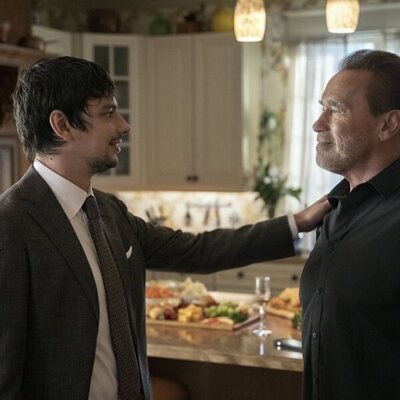 Devon Bostick y Arnold Schwarzenegger en la temporada 1 y el capítulo 08 de 'Fubar'