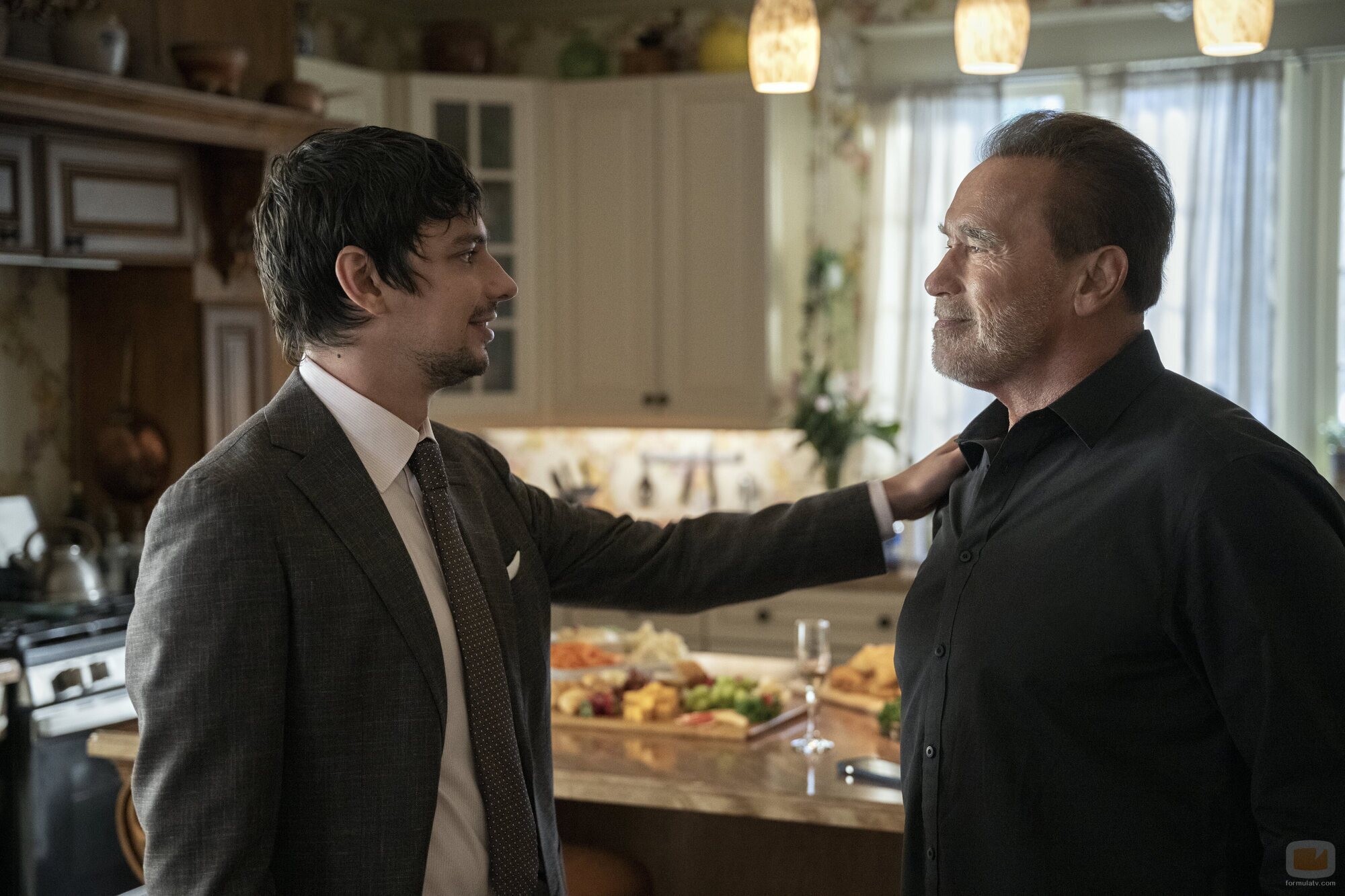 Devon Bostick y Arnold Schwarzenegger en la temporada 1 y el capítulo 08 de 'Fubar'