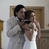 Gabriel Luna y Fabiana Udenio en el 1x08 de 'FUBAR'