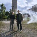 Arnold Schwarzenegger y Monica Barbaro en el 1x08 de 'FUBAR'