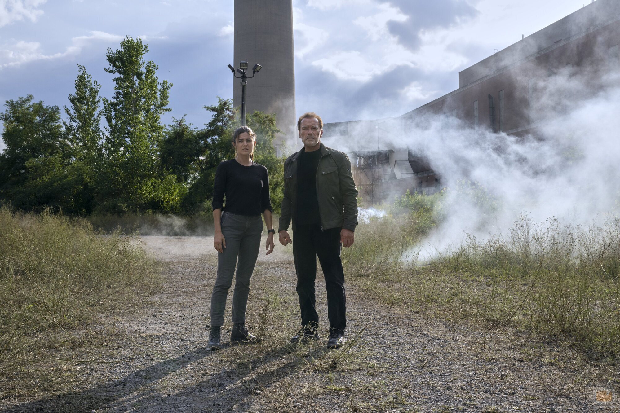 Arnold Schwarzenegger y Monica Barbaro en el 1x08 de 'FUBAR'
