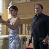 Arnold Schwarzenegger y Monica Barbaro en 'Punto y se acabó' de 'FUBAR'