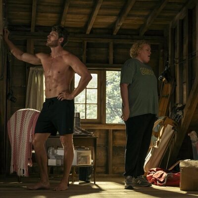 Fortune Feimster y Travis Van Winkle en el 2x01 de 'Fubar'