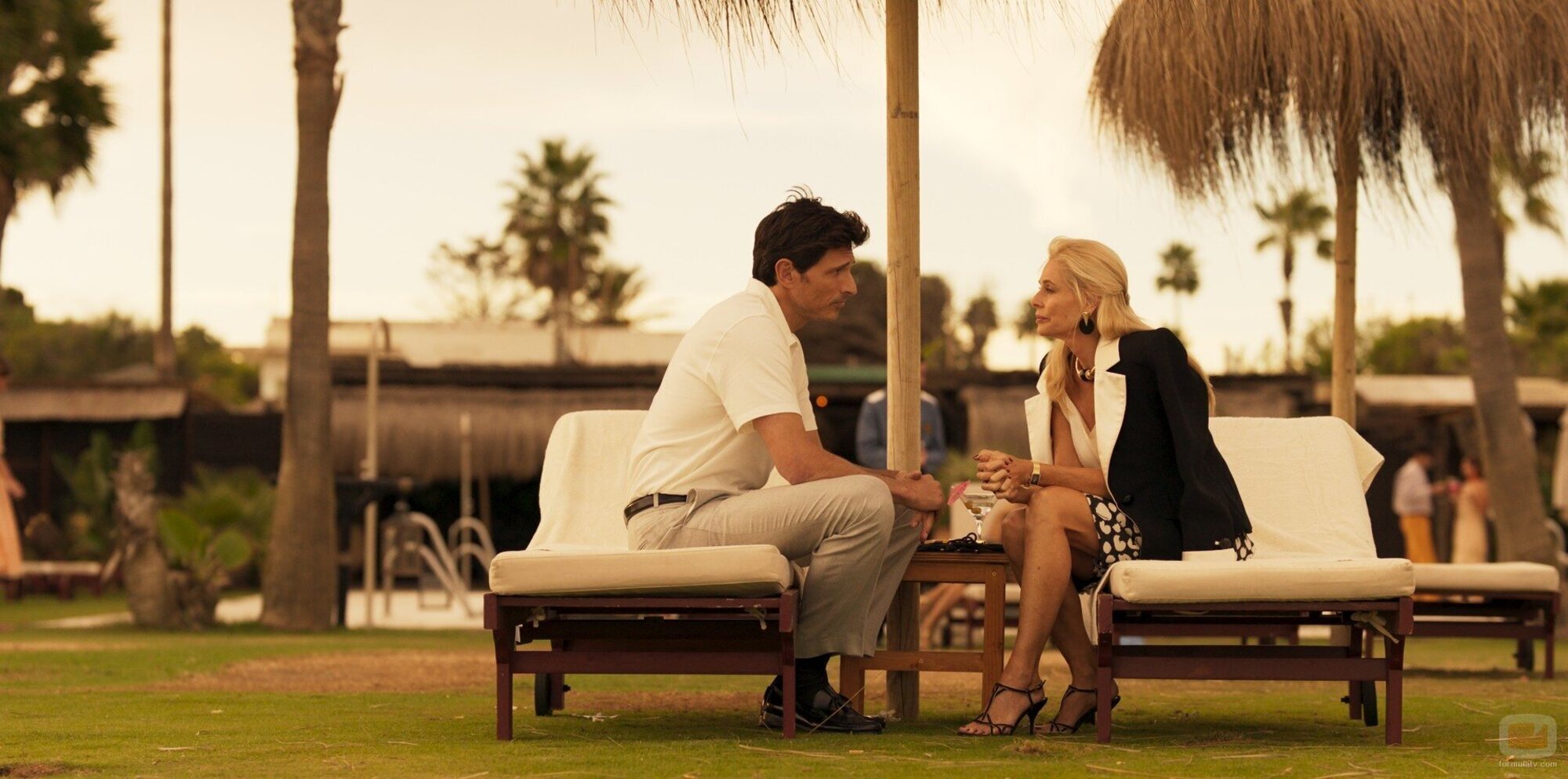 Belén Rueda y Andrés Velencoso en el 1x03 de 'Eva y Nicole'