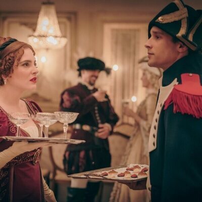 Pablo Álvarez y Raquel Querol en la temporada 2 y el capítulo 02 de 'La Favorita 1922'