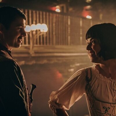Verónica Sánchez y Jordi Coll en 2x02 titulado 'La fiesta de disfraces' de 'La Favorita 1922'