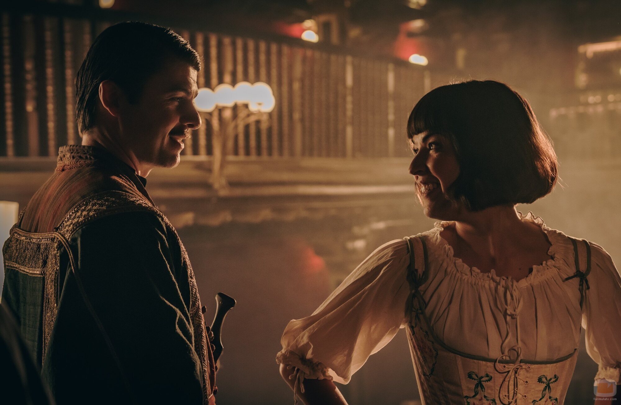 Verónica Sánchez y Jordi Coll en 2x02 titulado 'La fiesta de disfraces' de 'La Favorita 1922'