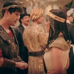 Verónica Sánchez y Luis Fernández 'Perla' en Capítulo 2 titulado 'La fiesta de disfraces' de 'La Favorita 1922'