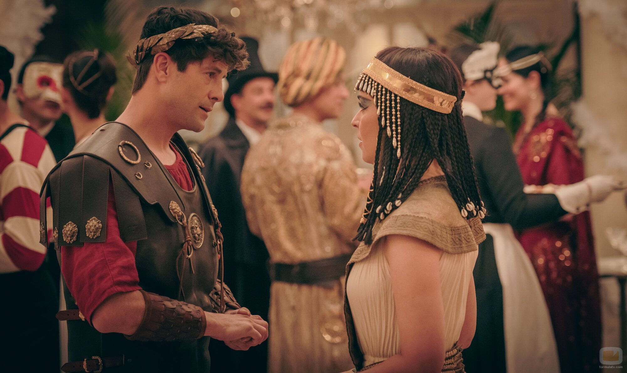 Verónica Sánchez y Luis Fernández 'Perla' en Capítulo 2 titulado 'La fiesta de disfraces' de 'La Favorita 1922'