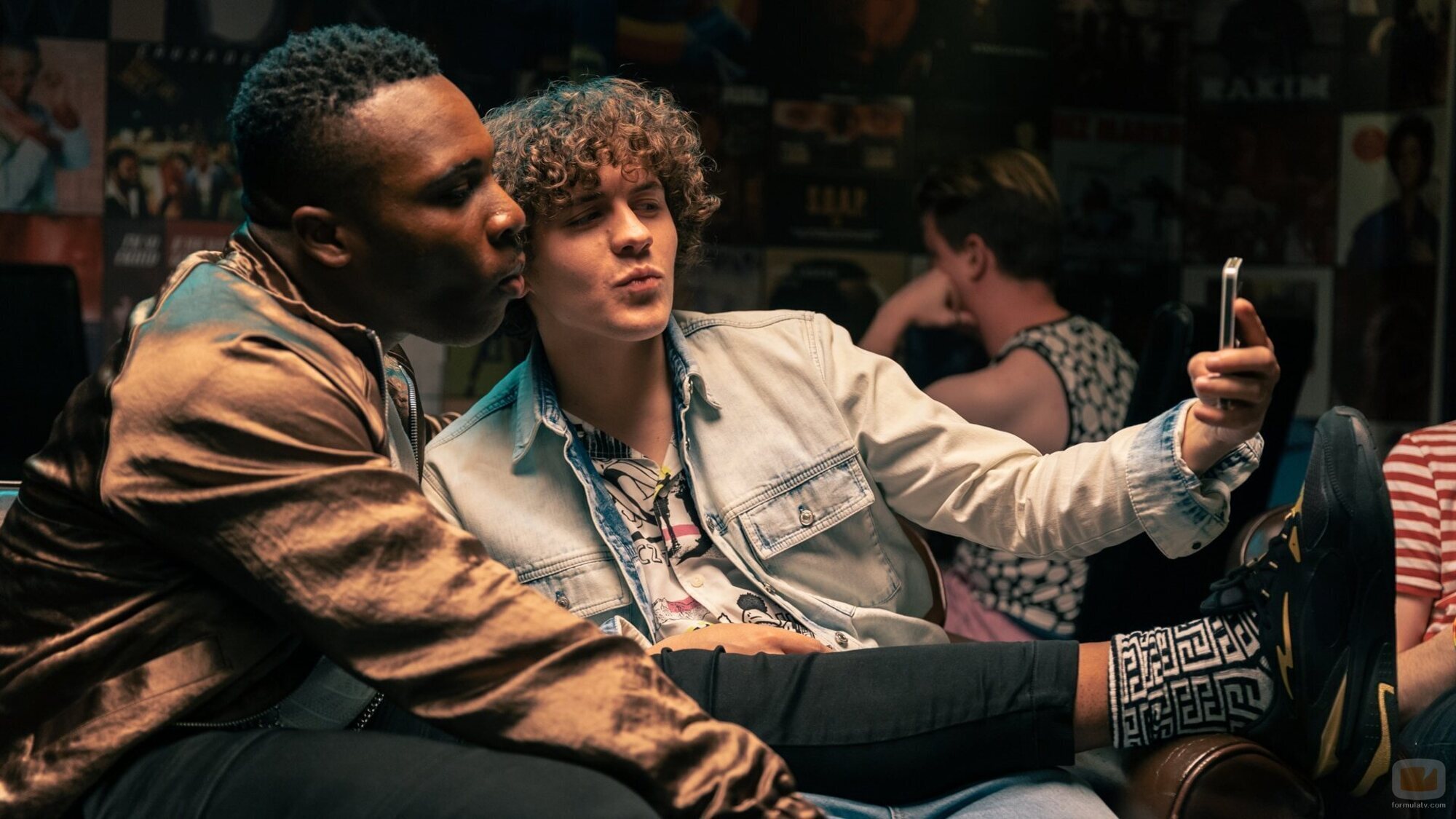 Dylan Llewellyn y Olisa Odele en 'Qué putada' de 'Big Boys'