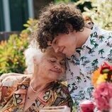 Dylan Llewellyn y Annette Badland en la temporada 1 y el capítulo 06 de 'Big Boys'