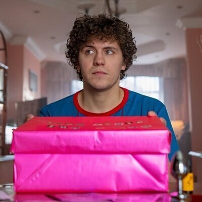 Dylan Llewellyn en 2x01 titulado 'Los chicos están de vuelta en la ciudad' de 'Big Boys'