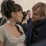 Jérémie Renier y Juliette Armanet en el 1x03 de 'Carême, chef de reyes'