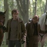 Benjamin Voisin y Jérémie Renier en el 1x06 de 'Carême, chef de reyes'