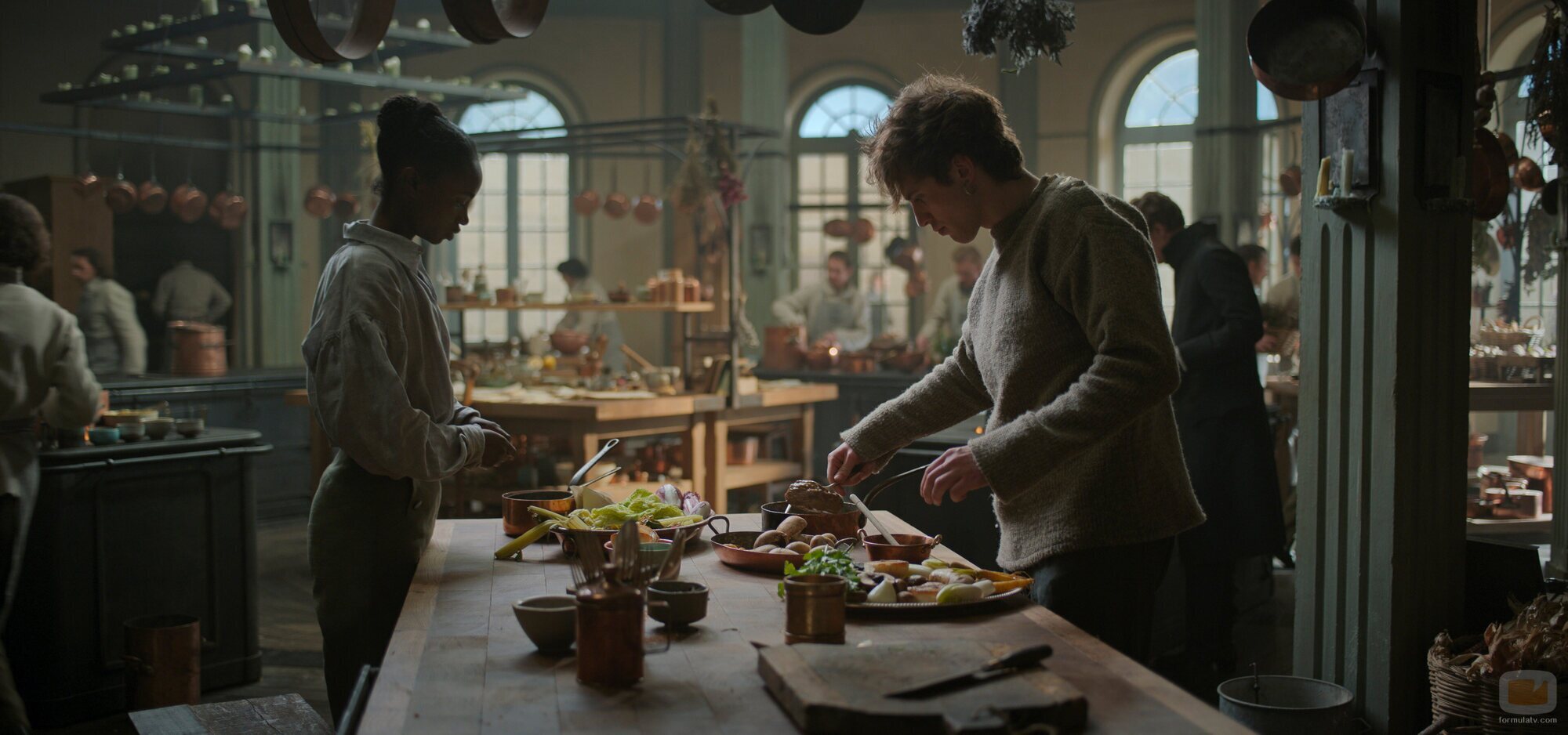 Benjamin Voisin y Alice Da Luz en el 1x06 de 'Carême, chef de reyes'