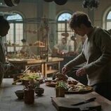 Benjamin Voisin y Alice Da Luz en el 1x06 de 'Carême, chef de reyes'