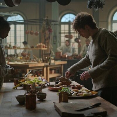 Benjamin Voisin y Alice Da Luz en el 1x06 de 'Carême, chef de reyes'