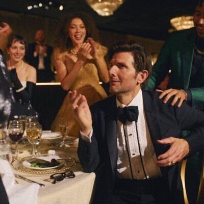 Adam Scott en 1x08 'Los Globos de Oro' de 'The Studio'
