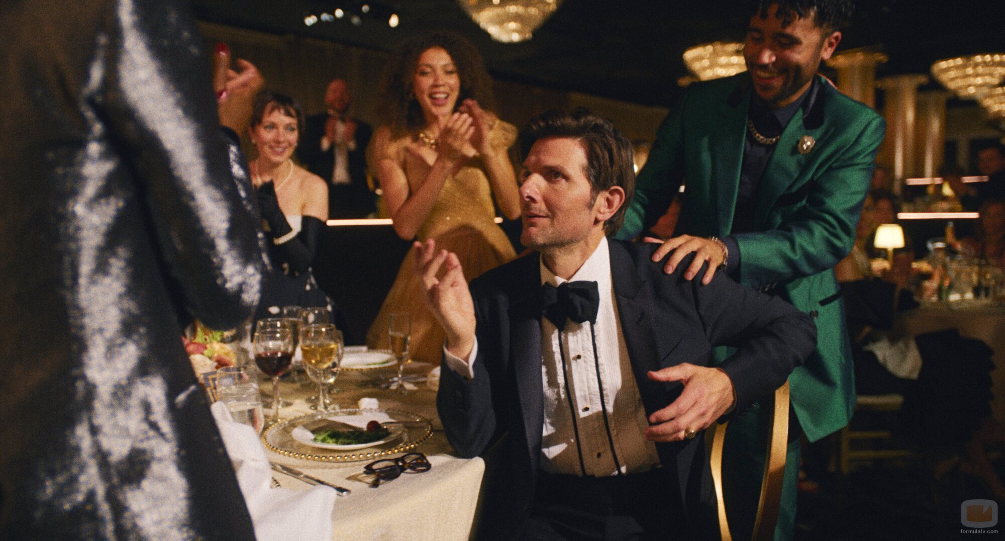Adam Scott en 1x08 'Los Globos de Oro' de 'The Studio'